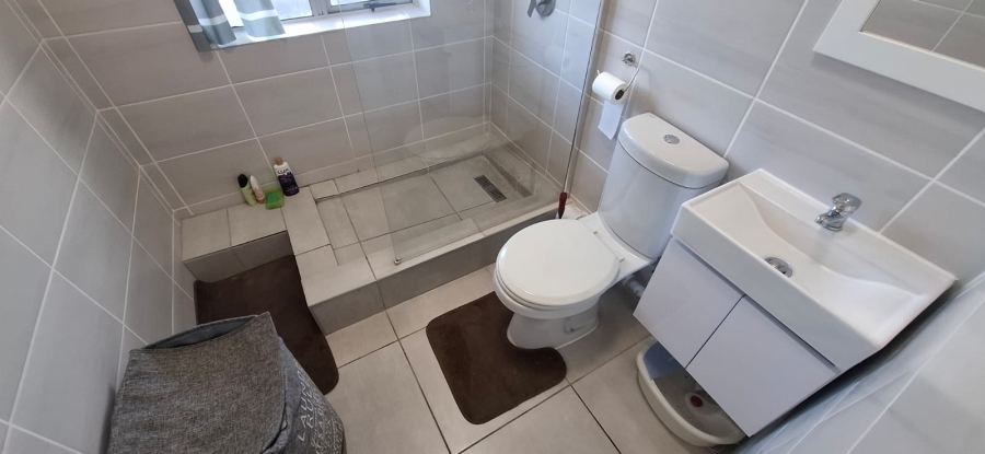 To Let 1 Bedroom Property for Rent in Oakglen Western Cape